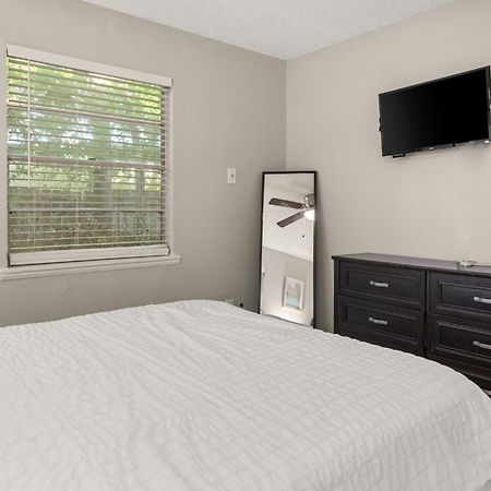 Cozy 3 Bedroom With Hot Tub 2 Min Away From Lackland سان أنطونيو المظهر الخارجي الصورة