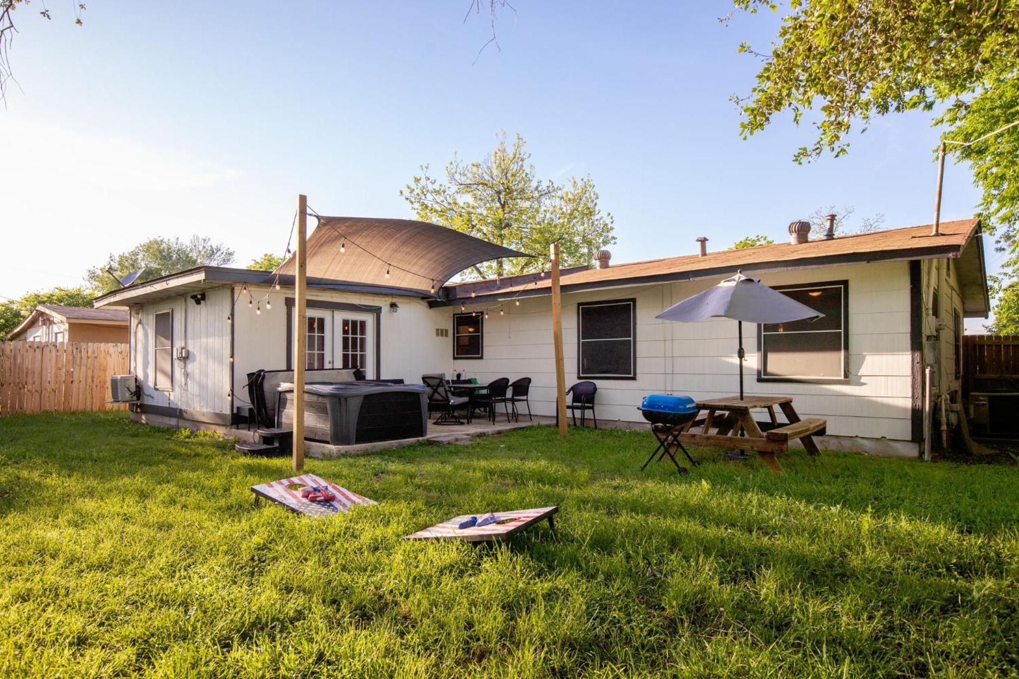 Cozy 3 Bedroom With Hot Tub 2 Min Away From Lackland سان أنطونيو المظهر الخارجي الصورة
